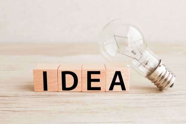 ideaと書かれている積み木と電球