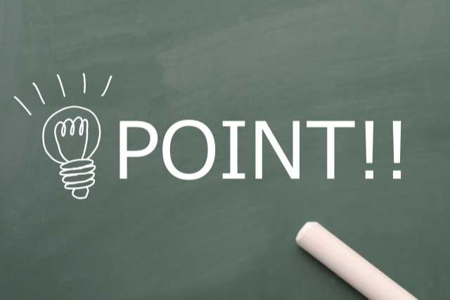 黒板に書かれた電球とPOINTの文字