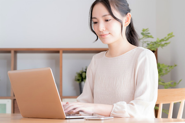 パソコンを使う女性
